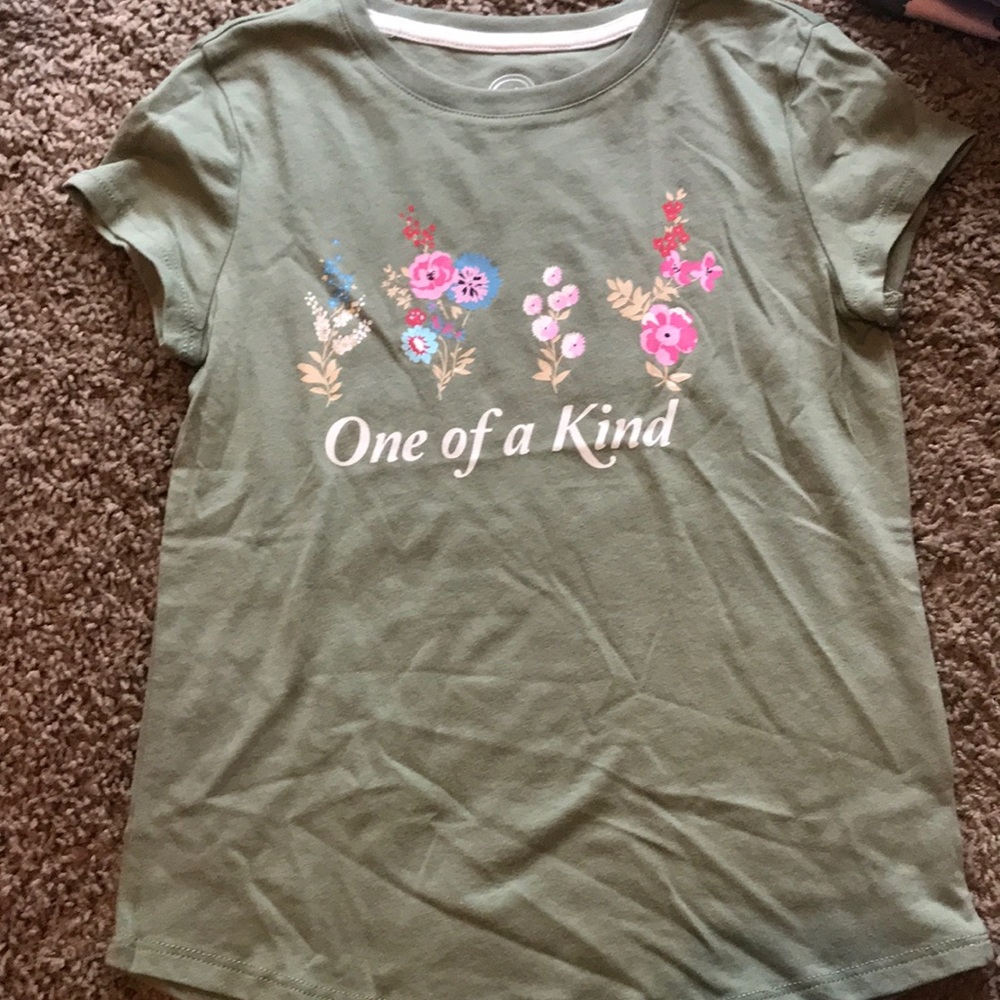 Little girls shirt size 7-8 never worn